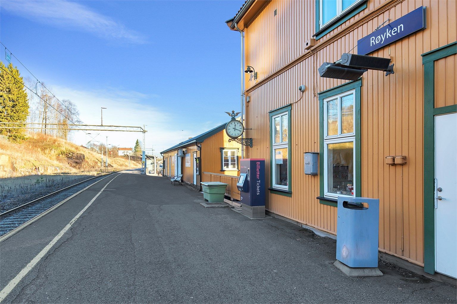 Røyken togstasjon med hyppige avganger retning Asker/Oslo i gangavstand fra leiligheten 
