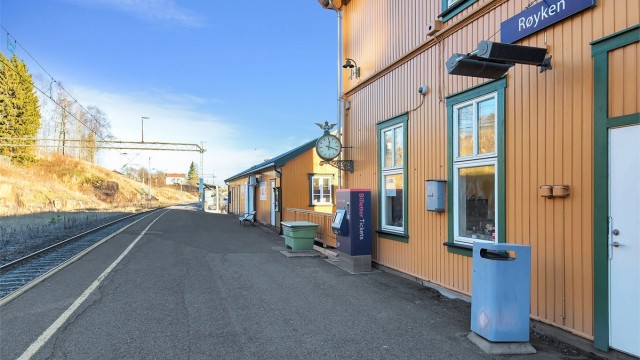 Røyken togstasjon med hyppige avganger retning Asker/Oslo i gangavstand fra leiligheten