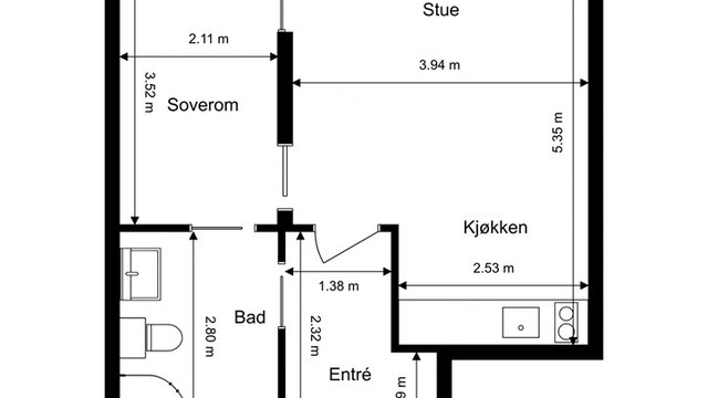 Leiligheten har en arealeffektiv planløsning som omfatter entré, bad, soverom og stue med åpen kjøkkenløsning. I tillegg tilhører det bod i fellesgang.