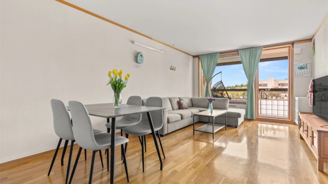 Krogsveen v/Simen Istre Grevskott har gleden av å presentere denne lyse og attraktive 4-roms andelsleiligheten.