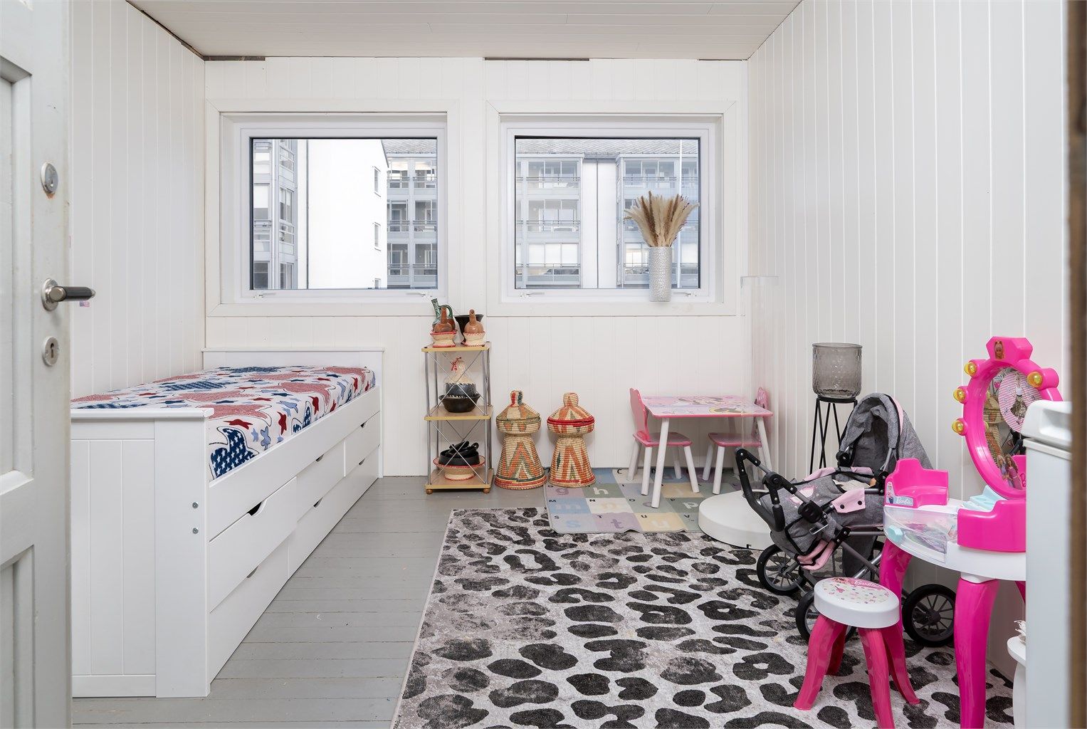 I tillegg til de to soverommene, finnes et disponibelt rom på loft som kan innredes etter behov.