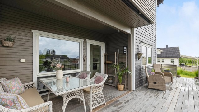 Krogsveen v/ Trude Stensby presenterer Myrsnipevegen 35 A - En innbydende og moderne 4-roms eierleilighet sentralt i Maura