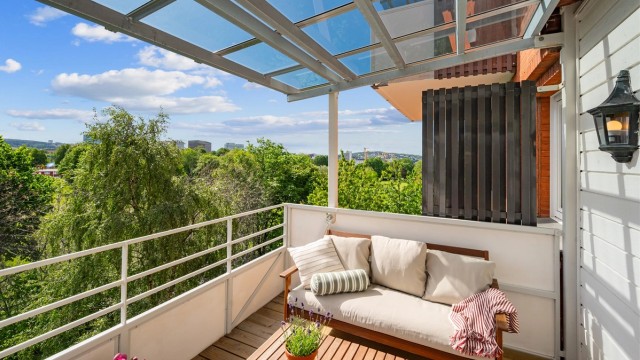 Eiendomsmegler Krogsveen v/Morten Frølich ønsker deg velkommen til en frodig hjørneleilighet i St. Jørgens vei 61!