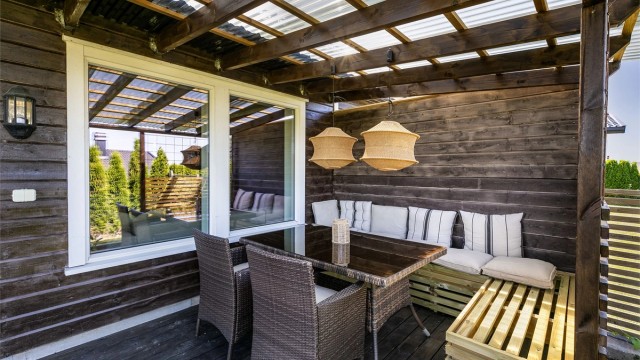 Pergola med tett tak gjør det mulig å sitte ute selv om sommerværet ikke er på sitt aller beste.