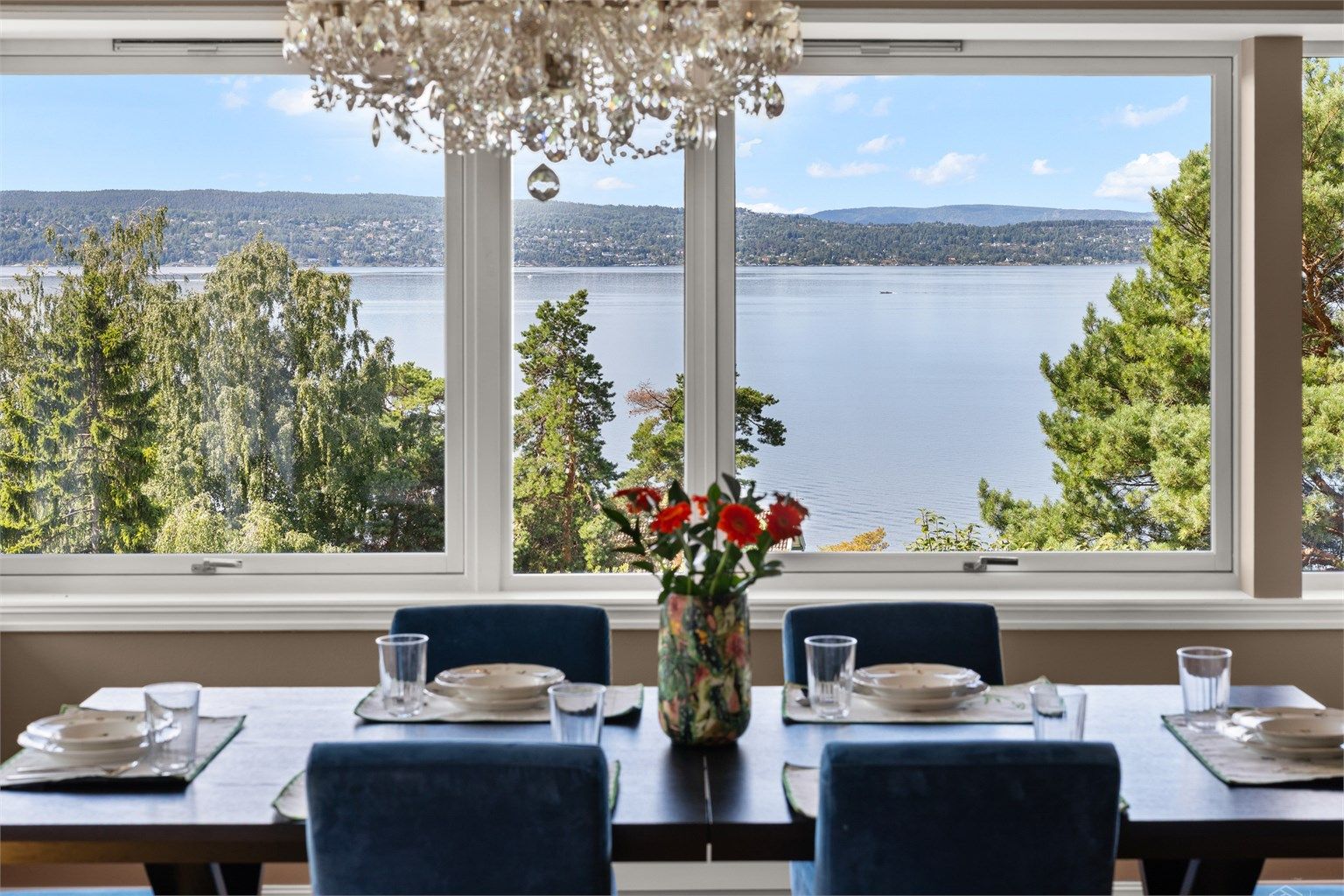 Store vindusflater gir rikelig med naturlig lys og fremhever den vakre utsikten