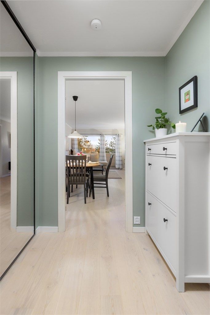 Innbydende entré med stor skyvedørsgarderobe og god plass for yttertøy og sko