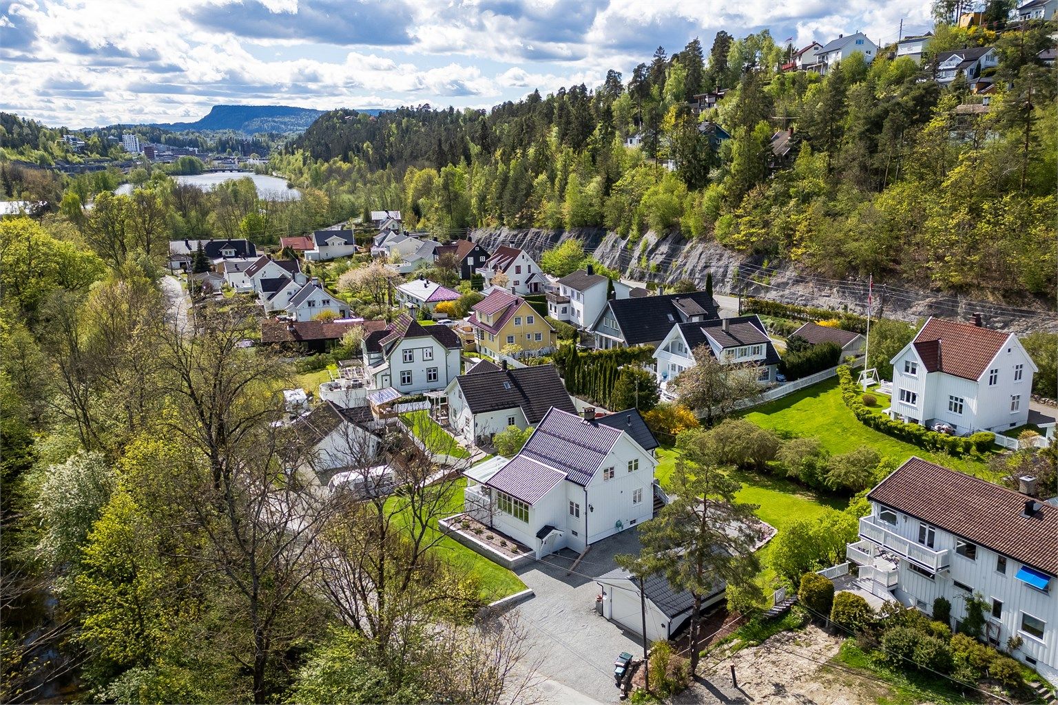 Bekkeveien 15 har en meget hyggelig beliggenhet på Blommenholm, i nærheten av Sandvika. Boligen ligger populært til i rolige og idylliske omgivelser på Blommenholm.