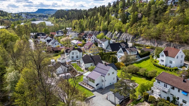 Bekkeveien 15 har en meget hyggelig beliggenhet på Blommenholm, i nærheten av Sandvika. Boligen ligger populært til i rolige og idylliske omgivelser på Blommenholm.