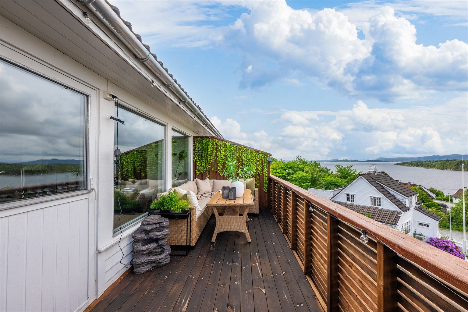 God plass til hagemøbler og grill på terrassen. Nytt terrassedekke i 2025. 
