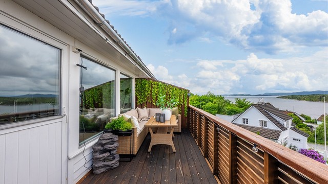 God plass til hagemøbler og grill på terrassen. Nytt terrassedekke i 2025.