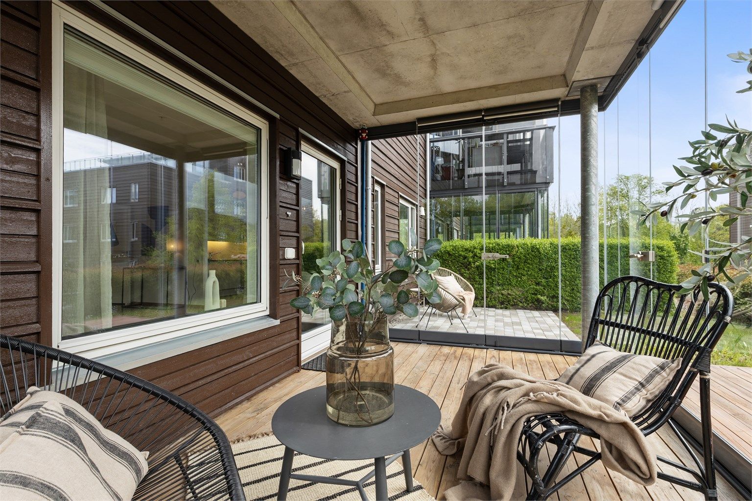 Fra stuen kommer man ut til en innglasset markterrasse på 13 kvm, hvor man kan nyte sommerkveldene