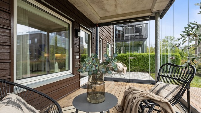 Fra stuen kommer man ut til en innglasset markterrasse på 13 kvm, hvor man kan nyte sommerkveldene