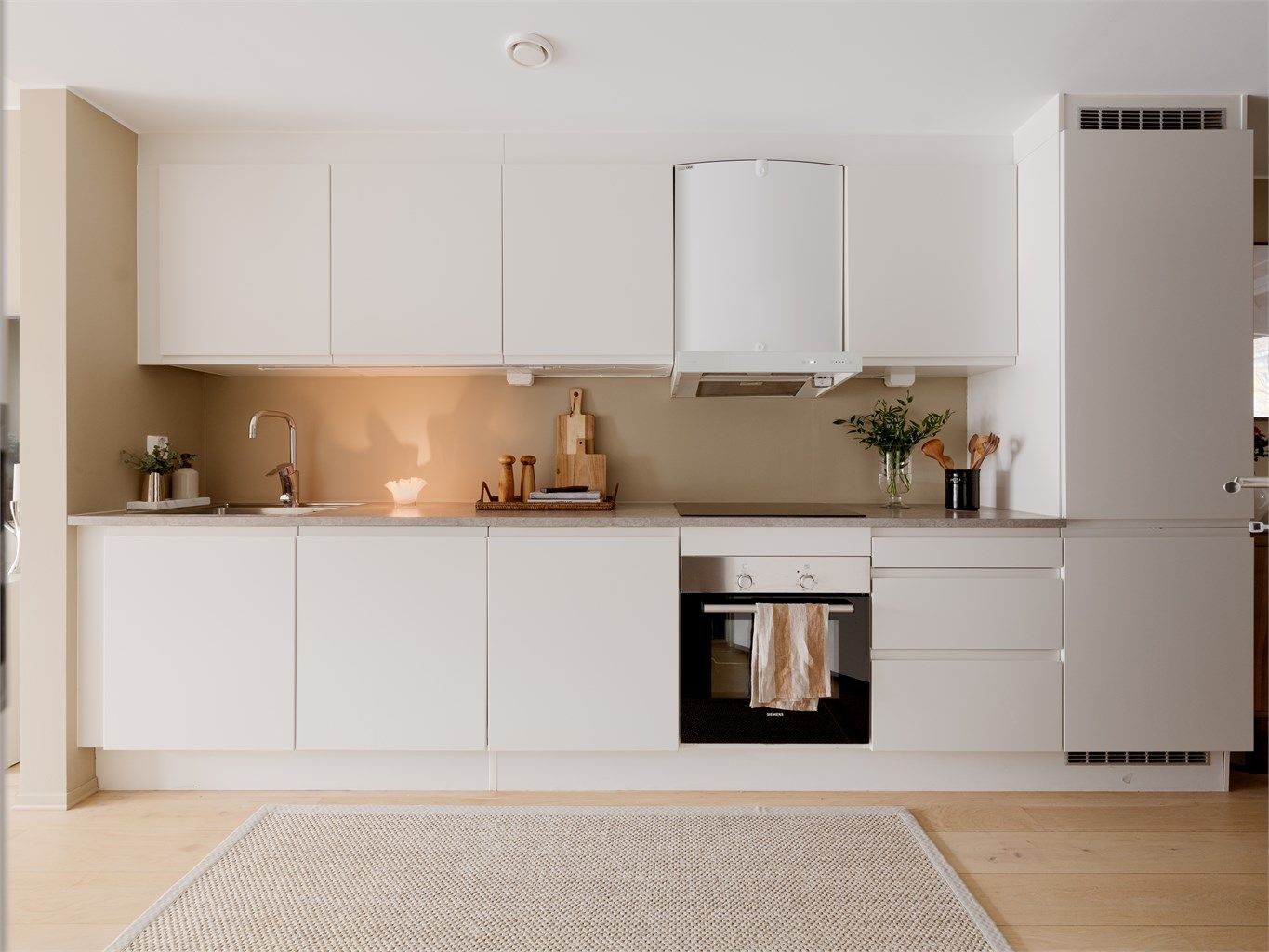Kjøkkenet er utstyrt med integrert stekeovn og induksjonstopp, oppvaskmaskin samt kombinert kjøle-/fryseskap.