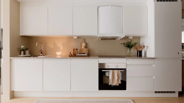 Kjøkkenet er utstyrt med integrert stekeovn og induksjonstopp, oppvaskmaskin samt kombinert kjøle-/fryseskap.