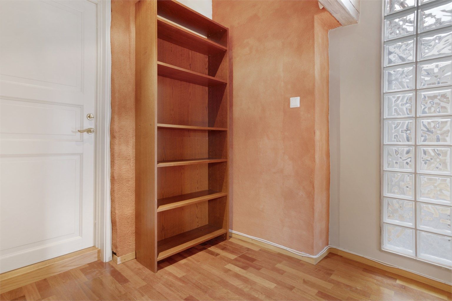 Soverommet disponerer en praktisk bod på 6 kvm (gulvareal) med gode oppbevaringsmuligheter. 