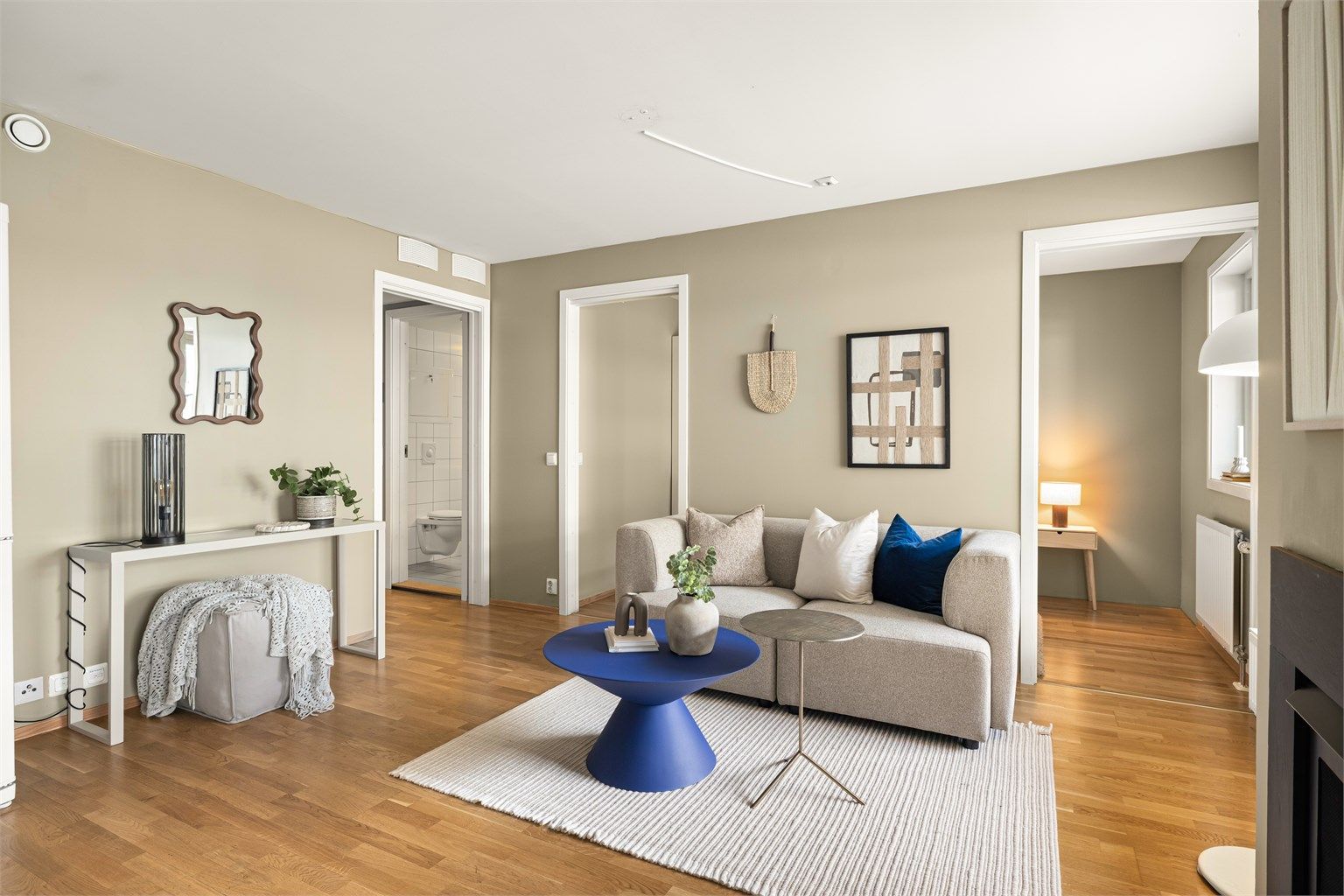 Stuen fungerer som leilighetens naturlige samlingspunkt, med tilgang til alle rom.