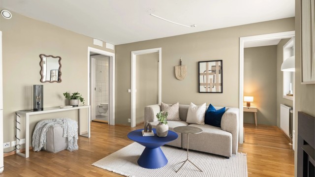 Stuen fungerer som leilighetens naturlige samlingspunkt, med tilgang til alle rom.