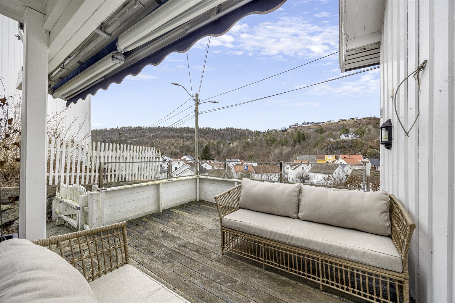 Fantastisk utsikt mot Lauvåsen og Strandhagen. Det er knapt 90 meter til Hovedgata i sentrum hvor man kan få tak i nybakt brød og is en varm sommerdag..