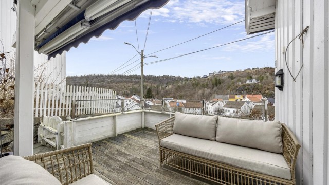Fantastisk utsikt mot Lauvåsen og Strandhagen. Det er knapt 90 meter til Hovedgata i sentrum hvor man kan få tak i nybakt brød og is en varm sommerdag..