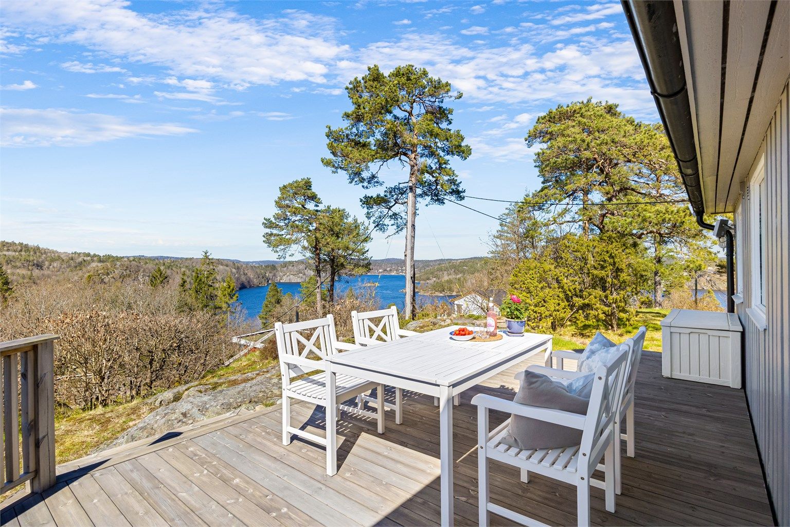 Nyt morgenkaffen med utsikt over landskapet.