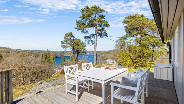 Nyt morgenkaffen med utsikt over landskapet.
