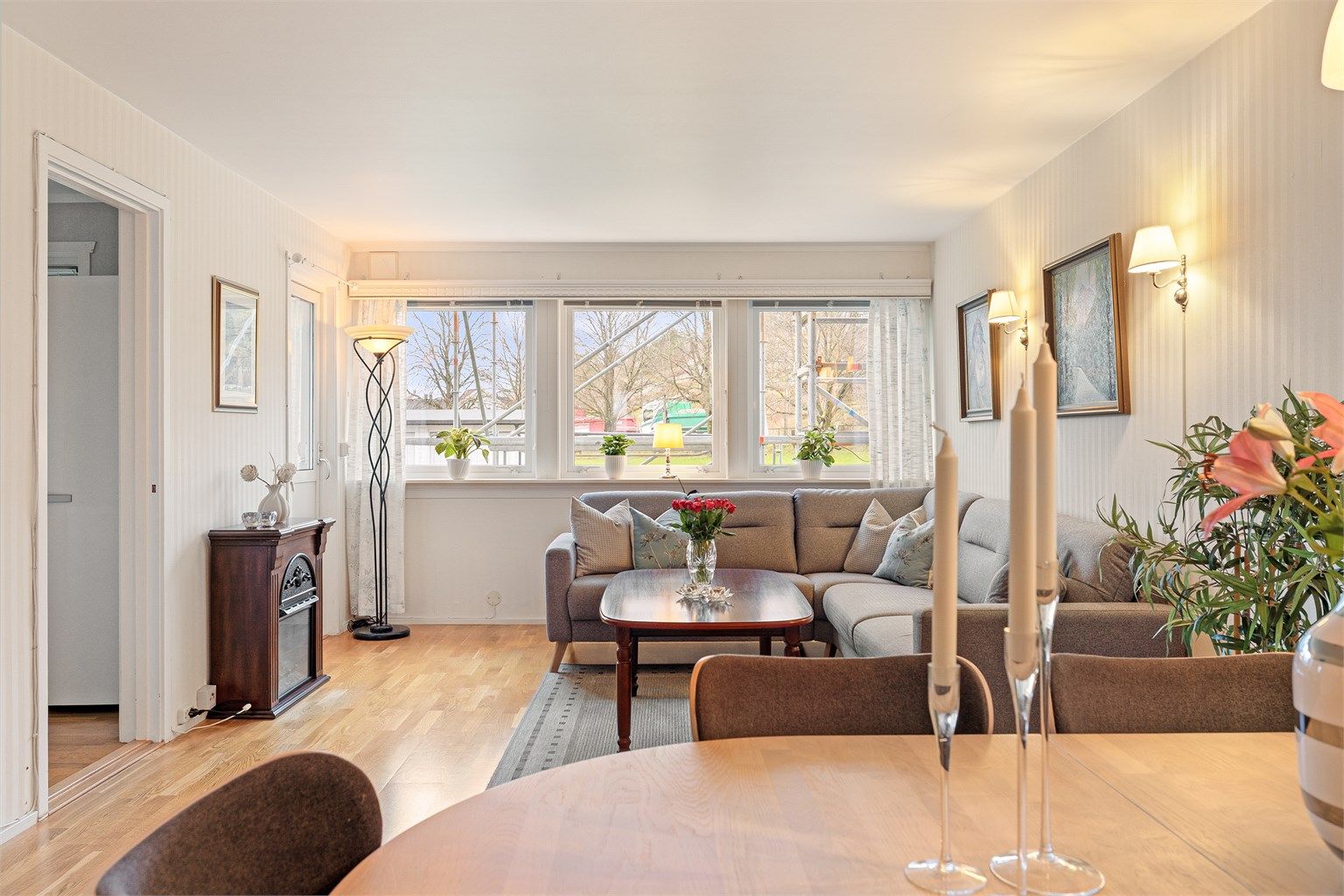 Stuen har godt utsyn til grøntarealer, og balkongdør ut til den sydvest-vendte uteplassen.