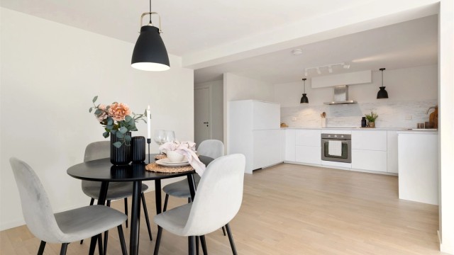 Kjøkkeninnredningen i underetasjen er fra 2020 har hvite, glatte fronter og laminatbenkeplate
