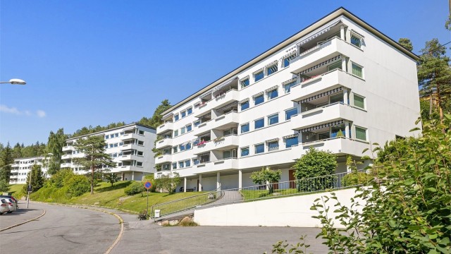 Leiligheten ligger idyllisk til i blindvei, helt inntil markagrensen.