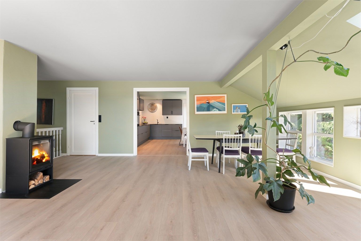 Bjelkelaget i stue og kjøkken ble skiftet som en del av de omfattende oppgraderingene de siste årene.