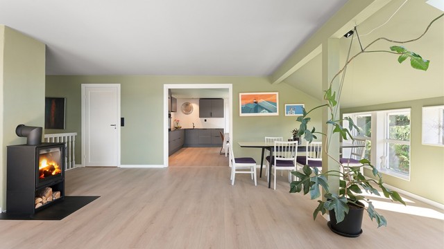 Bjelkelaget i stue og kjøkken ble skiftet som en del av de omfattende oppgraderingene de siste årene.