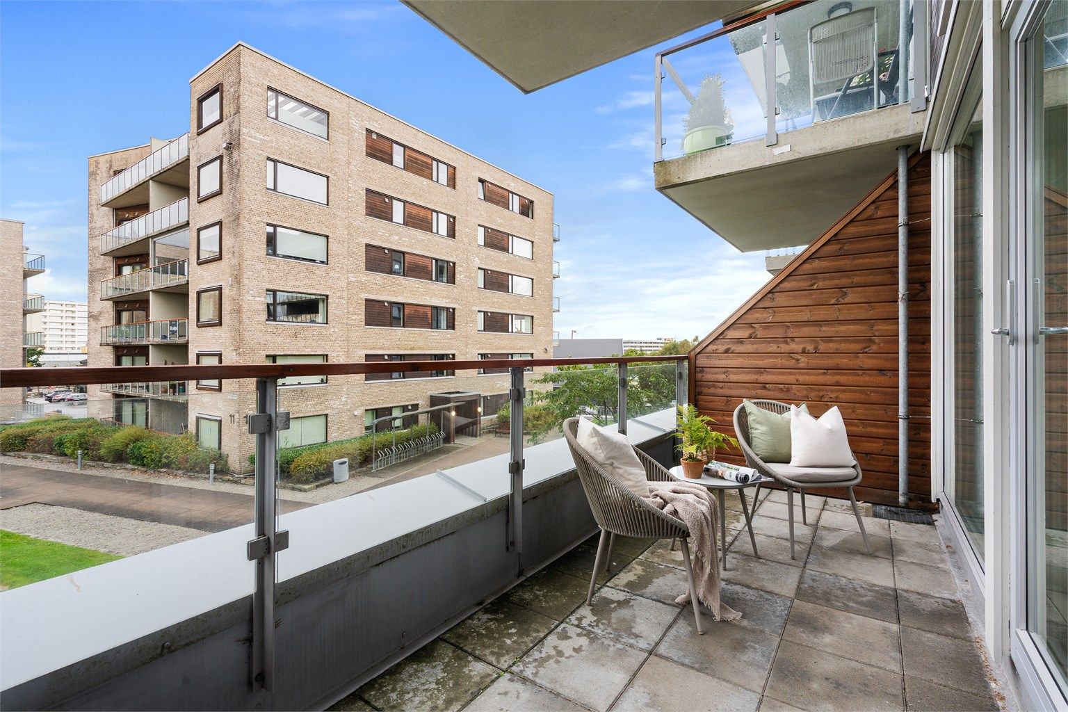 Velkommen til Ytre Eiganesveien 19, en stilren og flott gjennomgående leilighet med fin beliggenhet like ved Mosvannet. 