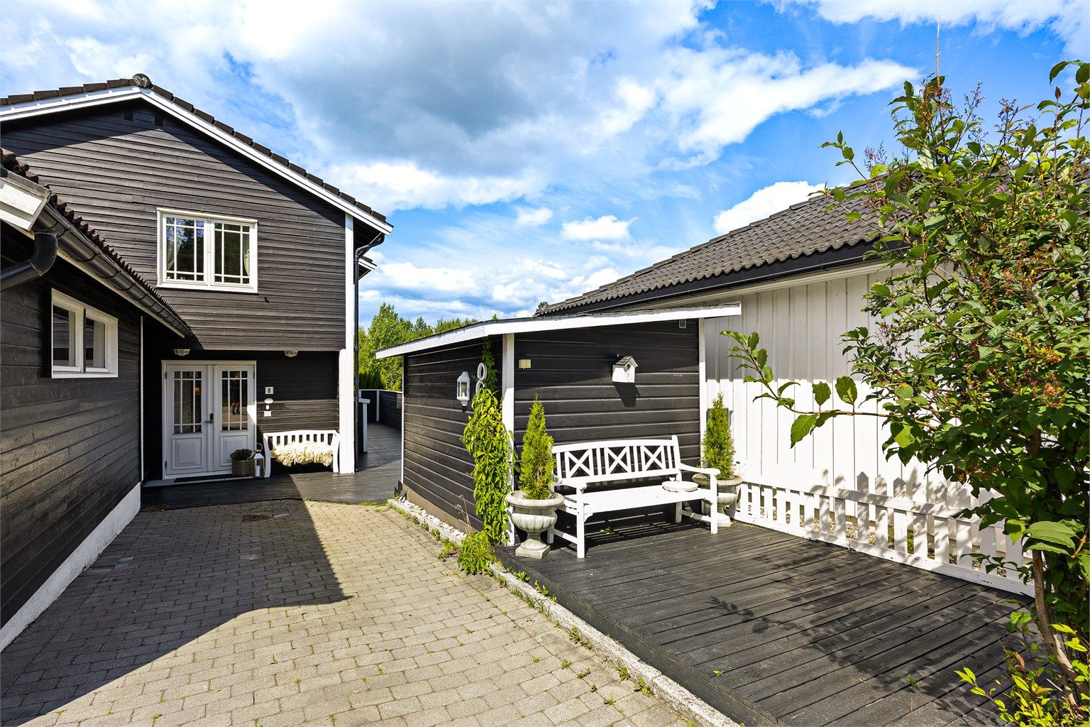 Hyggelig og skjermet uteplass ved inngangspartiet.