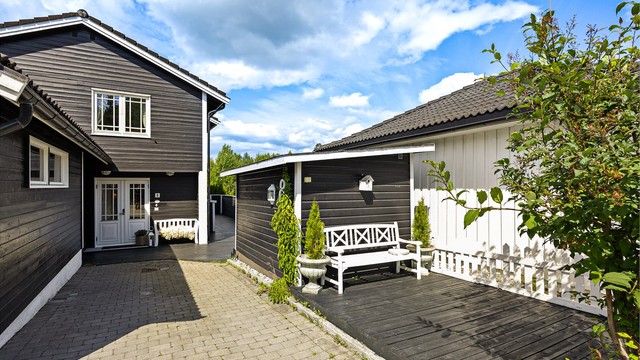 Hyggelig og skjermet uteplass ved inngangspartiet.