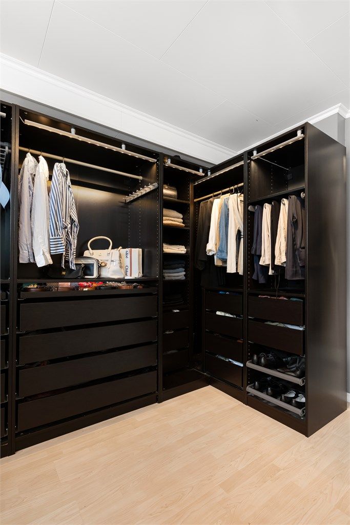 Et av rommene i underetasjen er innredet som et praktisk walk-in-closet.
