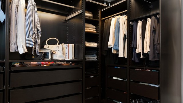 Et av rommene i underetasjen er innredet som et praktisk walk-in-closet.