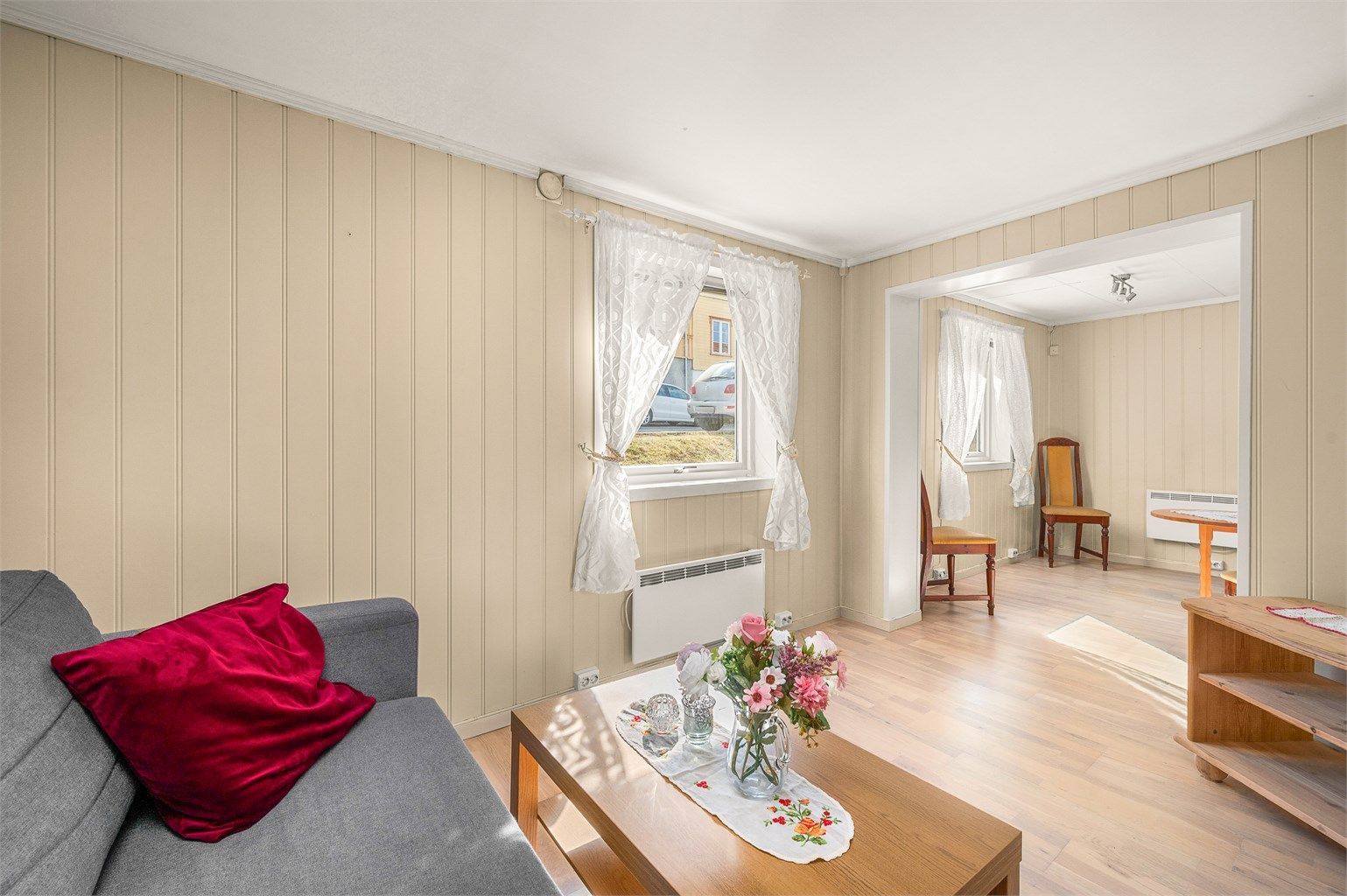 Romslig stue på 15 kvm med fleksible møbleringsmuligheter.