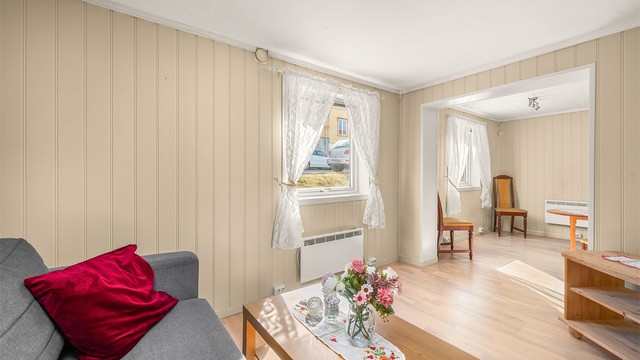 Romslig stue på 15 kvm med fleksible møbleringsmuligheter.