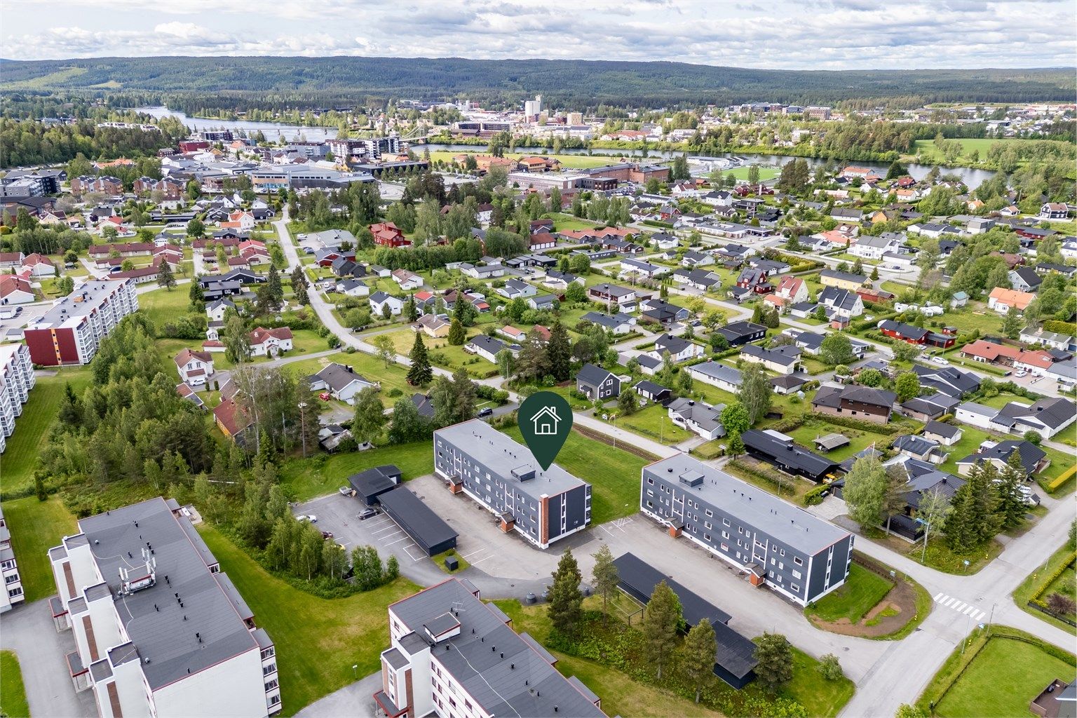 Leiligheten har sentral beliggenhet i et etablert boligområde rett i utkanten av Elverum sentrum.