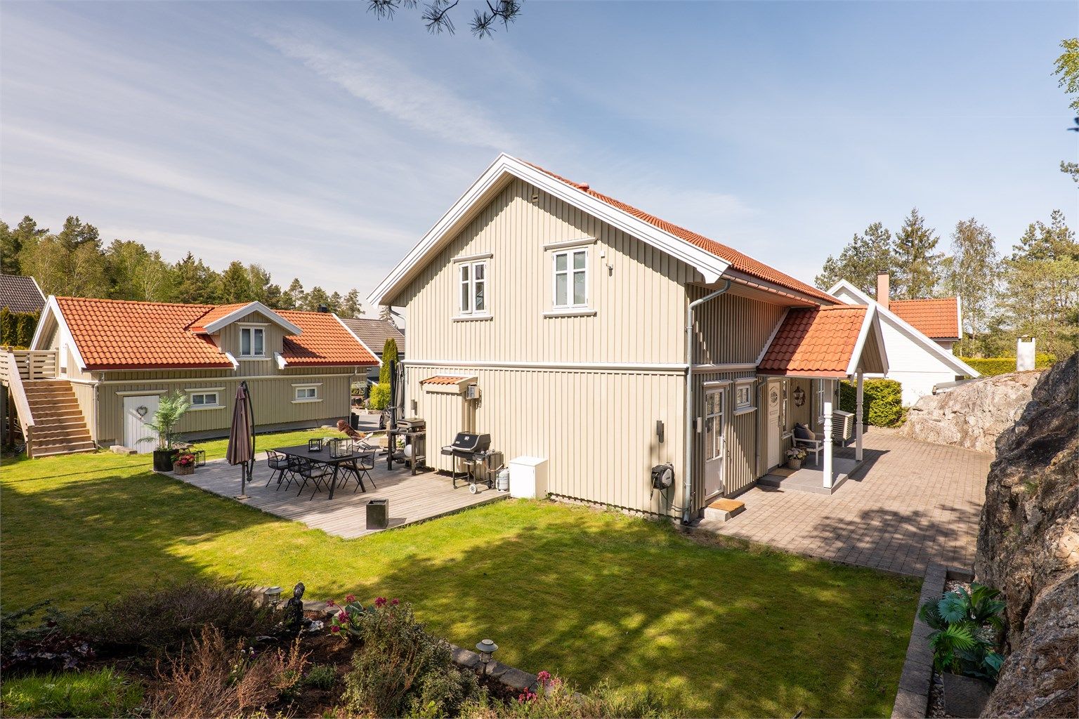 Eiendommen har flotte uteområder med pent opparbeidet tomt, og flere oppholdssoner.