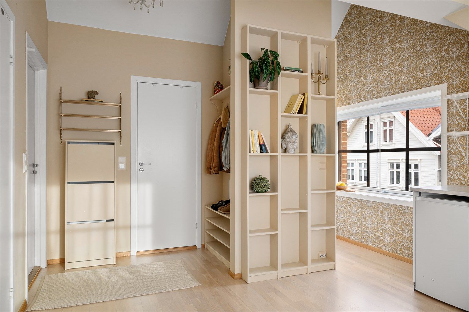 Delvis åpen kjøkken/stue løsning hvor man har god takhøyde samt gode vindusflater som slipper inn mye naturlig lys. 