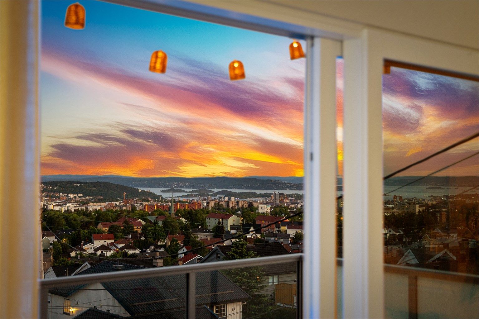 Her sitter du høyt og fritt og kan nyte solen fra tidlig morgen, til sen ettermiddag og kveld