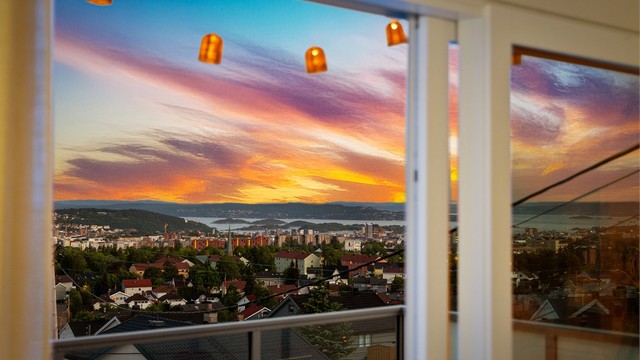 Her sitter du høyt og fritt og kan nyte solen fra tidlig morgen, til sen ettermiddag og kveld