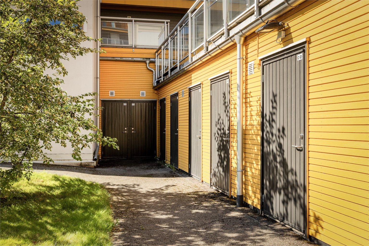 Leiligheten disponerer en utvendig bod på 6 kvm (merket C52 iflg. selger).