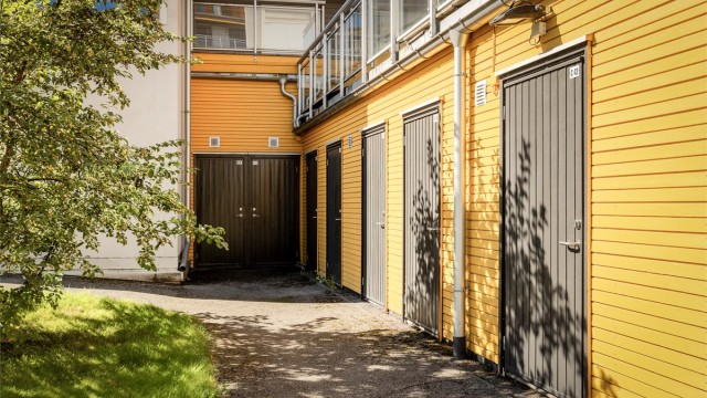 Leiligheten disponerer en utvendig bod på 6 kvm (merket C52 iflg. selger).