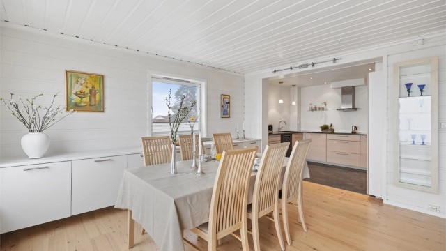 Stuen ligger i åpen løsning med kjøkkenet som gjør at man kan samtale med gjestene mens man forbereder maten.