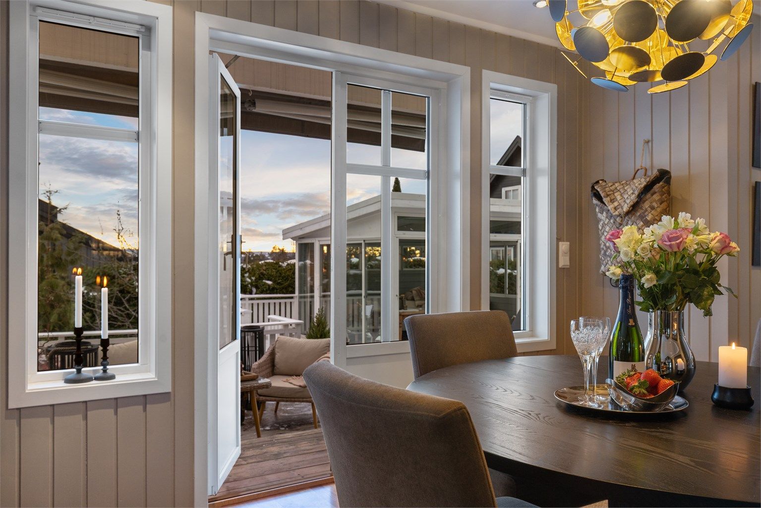 Spisestue med utsikt til terrasse