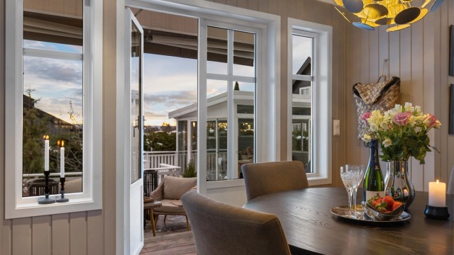 Spisestue med utsikt til terrasse