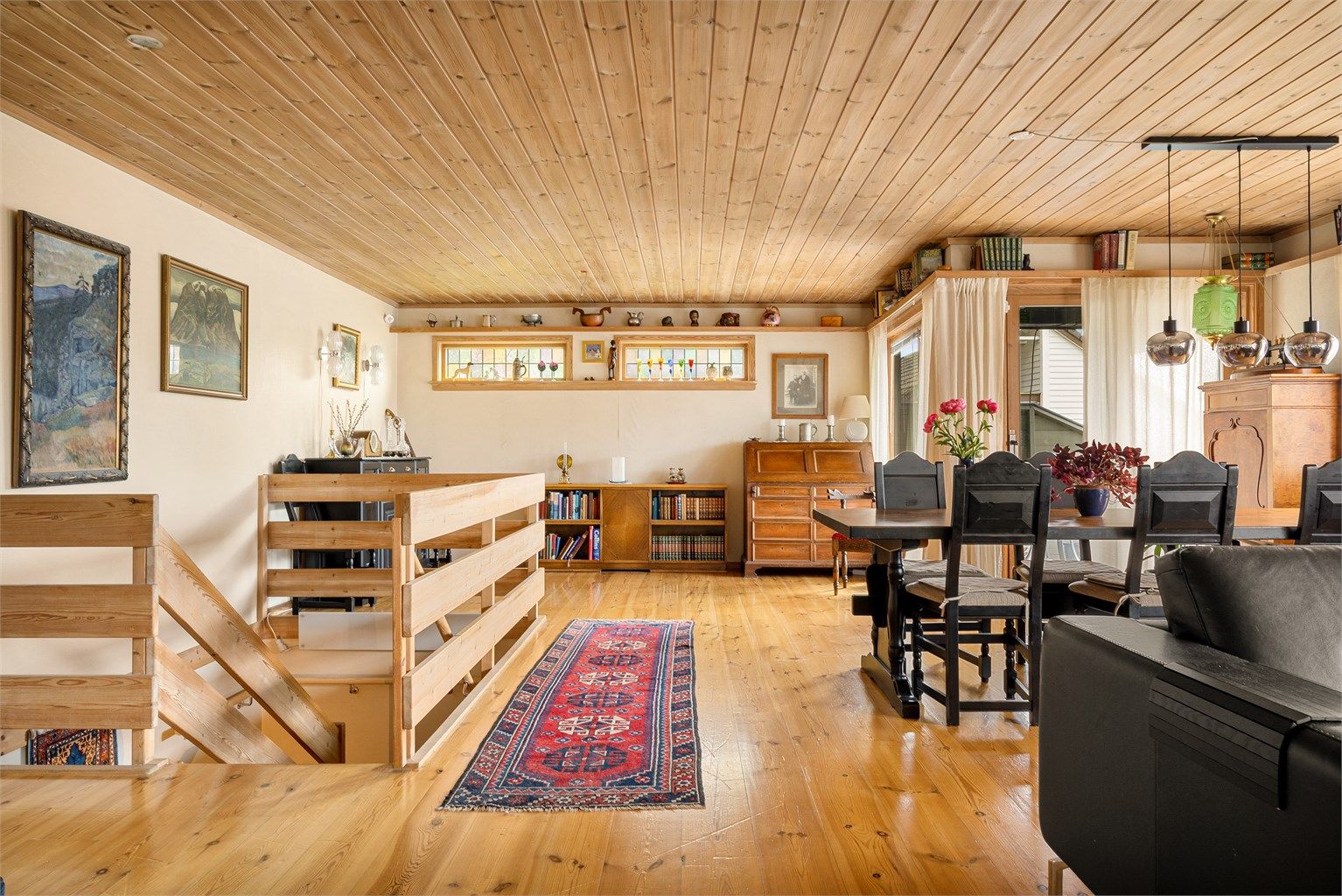 Den romslige stuen i andre etasje gir god plass til både sofagruppe og spisebord.