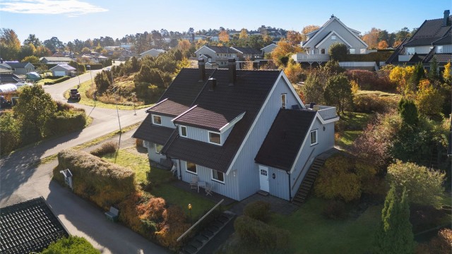 Innholdsrik tomannsbolig over tre etasje.