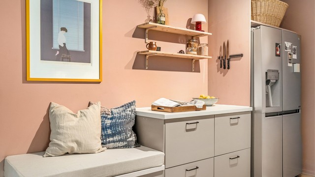 Innredningen mot stuen er fra Ikea og ble satt inn for et par år siden og sørger for god oppbevaringsplass, samtidig som enden fungerer fint som en sittebenk
